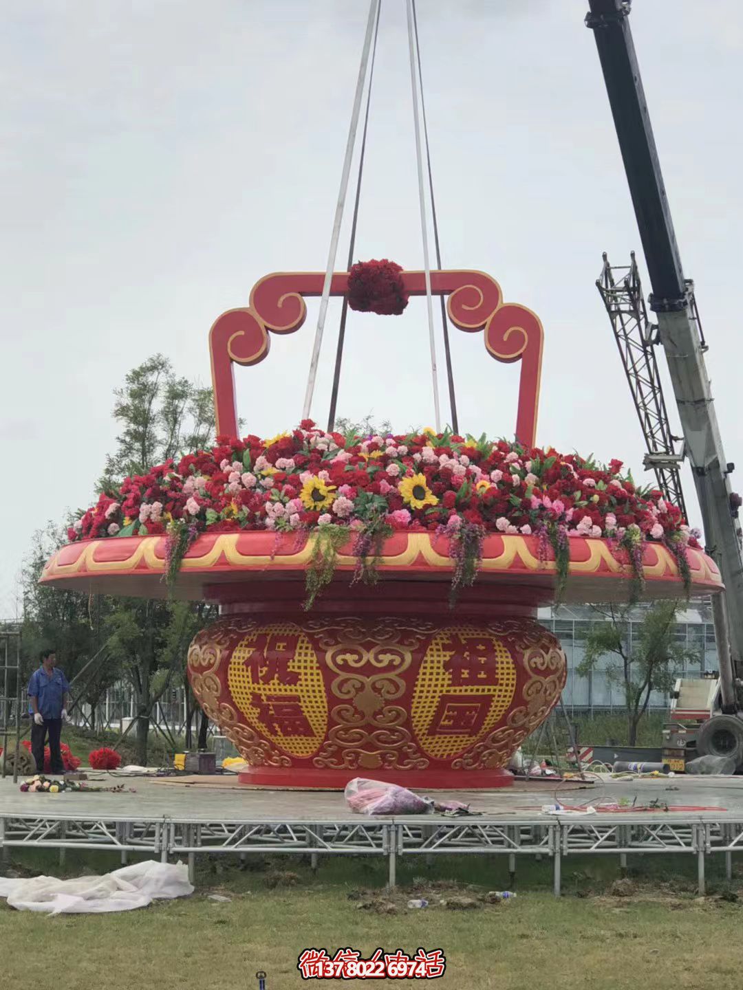 玻璃鋼彩繪仿真花朵國(guó)慶大花籃雕塑 玻璃鋼彩繪仿真花朵國(guó)慶大花籃雕塑