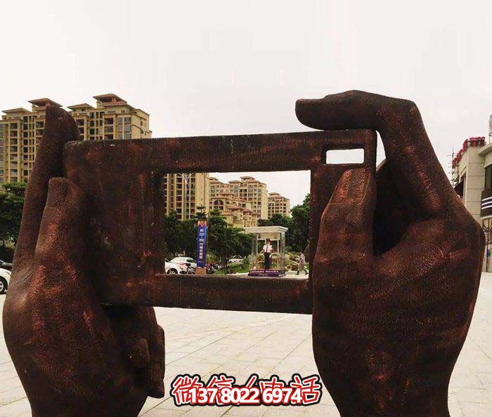 廣場學院手拿相機創(chuàng)意紅銅手型雕塑 廣場學院手拿相機創(chuàng)意紅銅手型雕塑